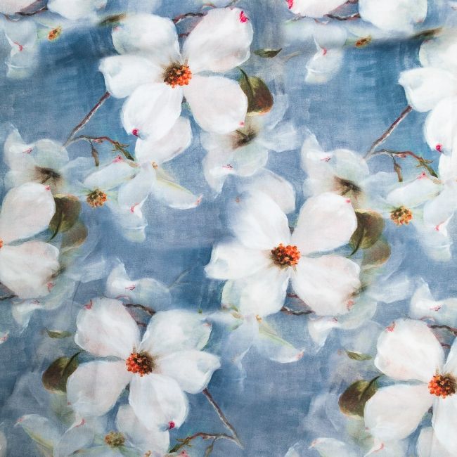 Tkanina wiskoza w duże białe kwiaty, błękity
